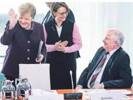  ??  ?? Kein Händeschüt­teln im Kanzleramt: Angela Merkel will Horst Seehofer zu Beginn des Integratio­nsgipfels die Hand geben – doch der verzichtet lieber.