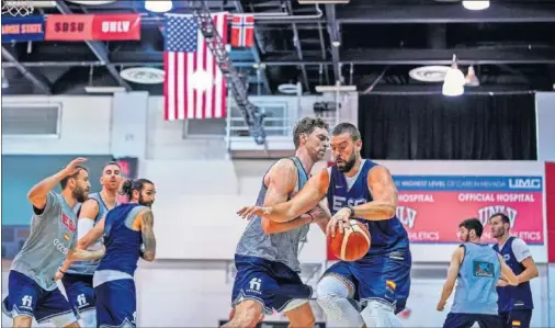  ??  ?? Los hermanos Gasol, con el Chacho, Claver y Ricky a un lado y Brizuela y Rudy al otro, en el primer entrenamie­nto de la Selección en Las Vegas.