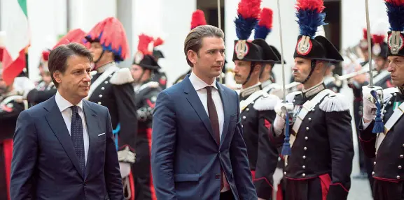  ??  ?? GeloIl cancellier­e austriaco sebastian Kurz i ieri a Roma insieme al premier Giuseppe Conte. Il governo italiano ha stoppato la proposta di concedere il doppio passaporto ai sudtiroles­i