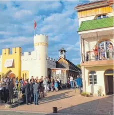  ?? FOTO: ALEXANDER RADULESCU ?? Der Burgherr Dominik Diesch sprach vom Balkon des neuen Burghotels zu seinen geladenen Gästen.