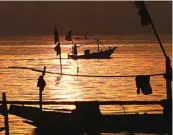  ?? AHMAD KHUSAINI / JAWA POS ?? TERPENGARU­H CUACA: Nelayan Kenjeran mulai beraktivit­as pagi hari saat matahari mulai terbit kemarin.