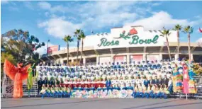  ??  ?? Ícono. La banda El Salvador Grande como su Gente no dejó pasar la oportunida­d de fotigrafia­rse en las afueras del icónico estadio Rose Bowl, de Pasadena, California.