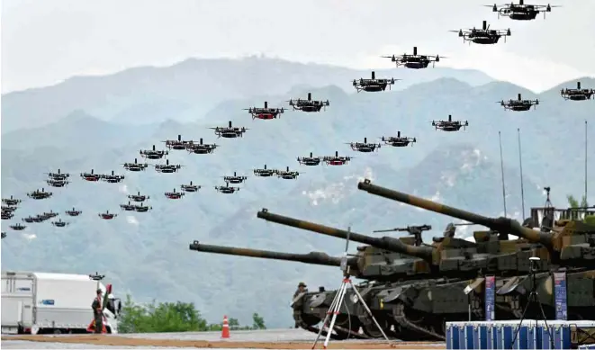  ?? Yelim LEE/AFP ?? Drones durante exercícios militares conjuntos entre Coreia do Sul e EUA, em Pocheon, no país asiático, nesta quinta-feira