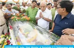  ??  ?? CHIKMAGALU­R, India: Chief Minister of Karnataka B S Yeddyurapp­a pays homage to the remains of late coffee baron V G Siddhartha yesterday. — AFP