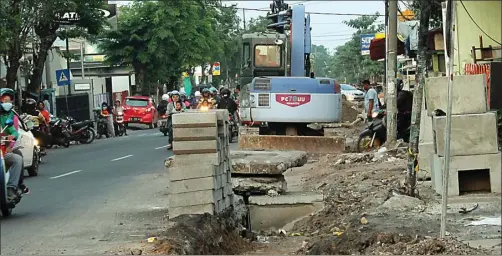  ?? ARIS IMAM/JAWAPOS ?? BERMASALAH: Proyek saluran drainase di Jalan Dr Soetomo belum selesai dikerjakan meski sudah menjelang masa kontrak habis pada Desember mendatang.