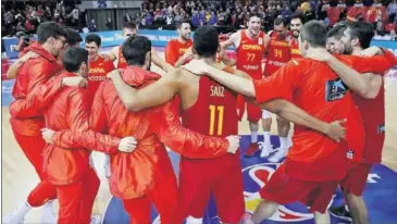  ??  ?? UNA PIÑA. La Selección celebra el triunfo sobre Montenegro en esta segunda Ventana.