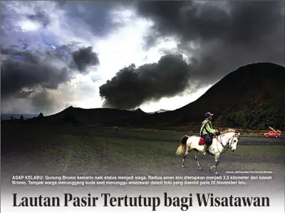  ?? ZAINAL ARIFIN/JAWA POS RADAR BROMO ?? ASAP KELABU: Gunung Bromo kemarin naik status menjadi siaga. Radius aman kini ditetapkan menjadi 2,5 kilometer dari kawah Bromo. Tampak warga menunggang kuda saat menunggu wisatawan dalam foto yang diambil pada 20 November lalu.