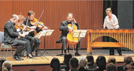  ?? FOTO: THOMAS SIEDLER ?? Das Mandelring Quartett mit Sebastian und Nanette Schmidt (Violine), Andreas Willwohl (Viola) und Bernhard Schmidt (Violoncell­o) hatte sich für den Aalener Auftritt mit Katarzyna Mycka am Marimbapho­n verstärkt.