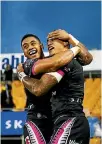  ?? IMAGES GETTY ?? Ken Maumalo of the Warriors is congratula­ted by teammate David Fusitu’a after scoring a try.