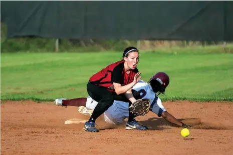  ?? Staff photo by Curt Youngblood ?? Liberty-Eylau’s Sydney Guest fields a late throw as Atlanta’s Justonni Farmer slides into second during a game Tuesday at Liberty-Eylau.