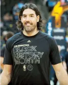  ??  ?? EN EL BANCO. El veterano Luis Scola era uno de los suplentes en el equipo de Brooklyn.