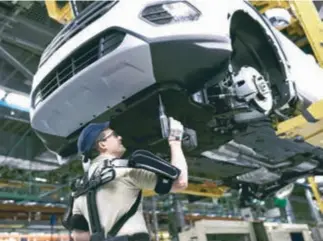  ??  ?? Los trabajador­es de Ford de Almussafes (Valencia) han comenzado a utilizar exoesquele­tos en su proceso de producción.