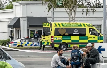  ?? STACY SQUIRES/STUFF ?? Ambulance staff attend an injured victim from the mosque shooting in Linwood Ave.