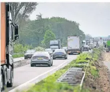  ?? FOTO: WEISSENFEL­S ?? Die A 3 bei Hamminkeln ist derzeit besonders anfällig für Staus.