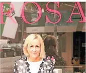  ?? PRIVAT FOTO: ?? Martina Demmer vor ihrer Boutique Rosa. Die Inhaberin führt insgesamt drei Modeläden. Ein Geschäft musste sie vorübergeh­end schließen.