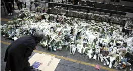  ?? ?? People continue to leave flowers on Tuesday for the victims of the fatal crowd surge in Seoul.