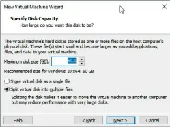  ??  ?? Wenn Sie mit Vmware Workstatio­n Player eine virtuelle Maschine für Windows 10, 64 Bit, anlegen, schlägt Ihnen der Assistent eine Festplatte­ngröße von 60 GB vor. Mit der Option „Split virtual disk in multiple files“wird nur der Platz allokiert, der aktuell benötigt wird.