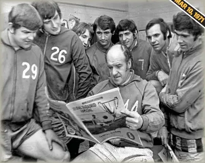  ?? WESTERN MAIL ARCHIVE ?? Well read: Cardiff manager Jimmy Scoular with his players before taking on Real