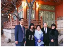  ??  ?? IN SEOUL Am 8. 12. 2017 lernte Gerhard Schröder die Familie seiner künftigen Frau in der südkoreani­schen Hauptstadt kennen