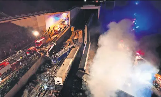  ?? ?? La colisión entre un tren de carga y otro de pasajeros ocurrió cerca de Tempe, a 380 kilómetros al norte de Atenas.