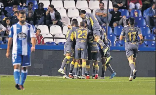  ??  ?? SALIDA FULGURANTE. Las Palmas ya mandaba en el marcador 0-2 a los 17 minutos gracias a un doblete del exblanquia­zul Momo.