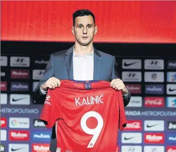  ?? FOTO: EFE ?? Niko Kalinic, muy serio en su presentaci­ón, llevará el dorsal ‘9’ en el Atlético de Madrid