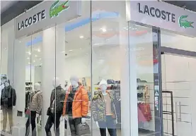  ??  ?? La marca del cocodrilo. Lacoste tiene mucha aceptación en el país.