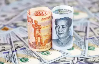  ?? SHUTTERSTO­CK ?? Ρωσία και Κίνα προωθούν την «αποδολαριο­ποίηση», ένα φαινόμενο το οποίο τα τελευταία χρόνια έχει ήδη οδηγήσει στη δημιουργία εναλλακτικ­ών συστημάτων πληρωμών σε σχέση με τα δυτικά.