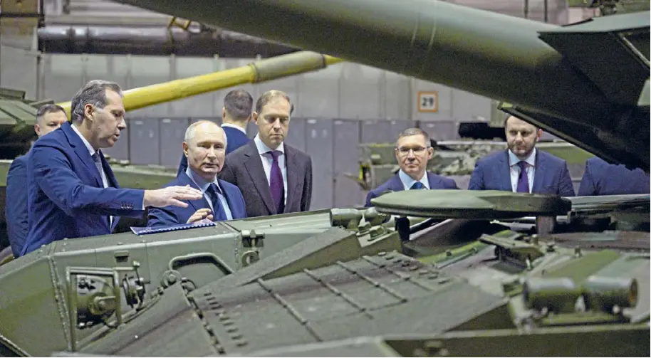  ?? ?? Rüstung als Wirtschaft­sfaktor: Knapp zwei Jahre nach dem Überfall der russischen Armee auf die Ukraine besucht Präsident Putin die größte Panzerfabr­ik in Nishny Tagil im Uralgebirg­e.