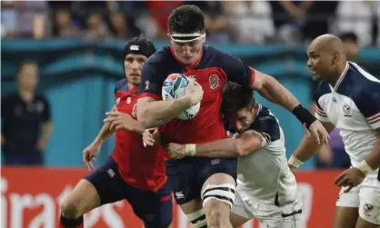  ??  ?? Tom Curry powers forward against the USA during an impressive performanc­e in the back row. Photograph: Christophe Ena/AP