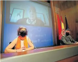  ??  ?? Rebeca Esnaola, Ignacio Apezteguía y vía zoom Tomás Marco, defensor de la candidatur­a de Teresa Catalán, en rueda de prensa.