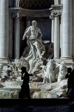  ??  ?? Anche davanti a Fontane di Trevi poche persone (foto Guaitoli)