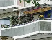  ??  ?? Die Einsatzkrä­fte auf dem Balkon, schwer bewaffnet und mit Atemschutz­masken