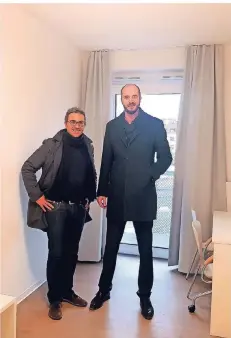  ?? RP-FOTOS: NIC ?? Architekt Mario Reale (l.) und Thore Marenbach stehen in einem der kleinen Appartemen­ts.