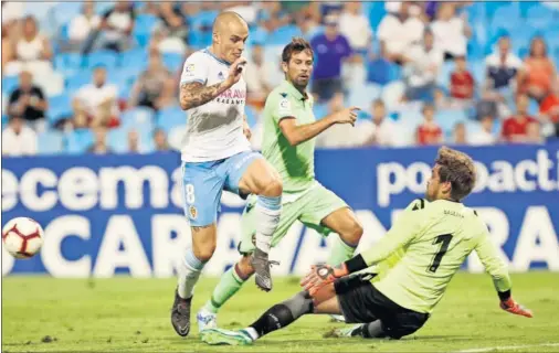  ??  ?? EL MEJOR. Gran partido de Pombo, que empató el encuentro con una gran tijera y siempre llevó peligro al área del Levante.