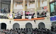  ?? CORTESíA DEL SENADO ?? Con pancartas alusivas a la paz arranco el debate.