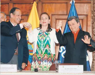  ?? HENRY LAPO / EXPRESO ?? Acuerdo. María Fernanda Espinosa, Juan Camilo Restrepo (d) y Pablo Beltrán en el anuncio del cese al fuego.