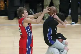  ?? ROB GRAY - THE ASSOCIATED PRESS ?? Mac McClung of the Philadelph­ia 76ers attempts a dunk the slam dunk competitio­n Saturday in Salt Lake City.