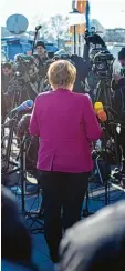  ?? Foto: dpa ?? Angela Merkel erklärt Journalist­en, dass es noch dauern wird.