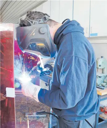  ?? FOTO: MAIKE WOYDT ?? Beim Tag des Handwerks an der Härtsfelds­chule in Neresheim wurden verschiede­ne Berufe vorgestell­t. Bei der Metallbauf­irma Amon aus Aalen-Ebnat wurden Metallblum­en geschweißt.