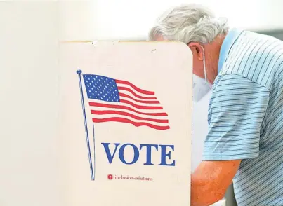  ?? REUTERS ?? Un americano vota en las primeras de Pensilvani­a el martes
