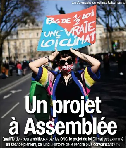  ??  ?? Lors d’une marche pour le climat à Paris, dimanche.
A nos lecteurs. Retrouvez votre journal «20 Minutes» vendredi dans les racks. En attendant, vous pouvez suivre toute l’actualité sur l’ensemble de nos supports numériques.