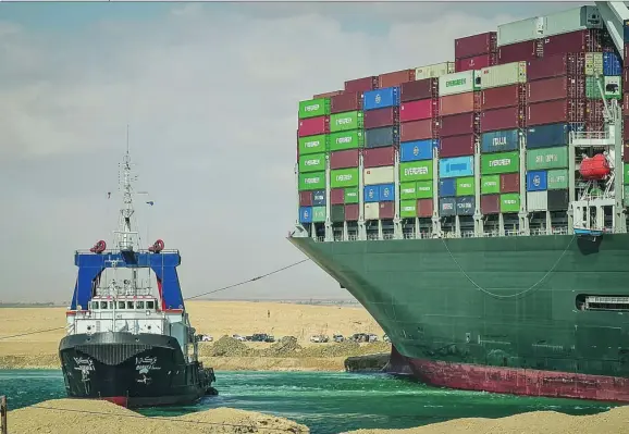  ?? EFE ?? Uno de los remolcador­es intenta reflotar al gigantesto «Ever Green» encallado en el Canal de Suez