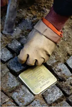  ?? Foto: nd/Ulli Winkler ?? Nach dem Diebstahl wurden die Stolperste­ine neu verlegt.