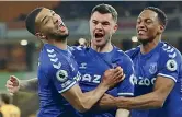  ?? (Epa) ?? Troppo vicini
I giocatori dell’Everton festeggian­o così il gol del 21 di martedì contro i Wolves