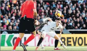  ?? FOTO: EFE ?? Zubeldia es bloqueado por Santi Mina durante el encuentro de ayer