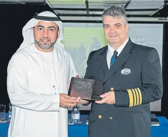  ?? PULLMANTUR ?? Directivo junto con el capitán del buque celebraron la inauguraci­ón de este primero viaje en crucero.