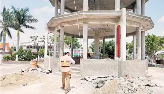  ?? / ALFREDO MÁRQUEZ ?? Supervisa
Fernando Cervantes avance de modernizac­ión del centro de la ciudad