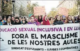  ?? MARTA PÉREZ / EFE ?? Las estudiante­s, en la manifestac­ión de Barcelona