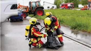  ?? Foto: Rosmarie Gumpp ?? Bei einer gemeinsame­n Übung probten die Feuerwehre­n aus Nordendorf, Blankenbur­g, Ellgau, Allmannsho­fen und Kühlenthal, was bei einem Gefahrgutu­nfall zu tun ist.